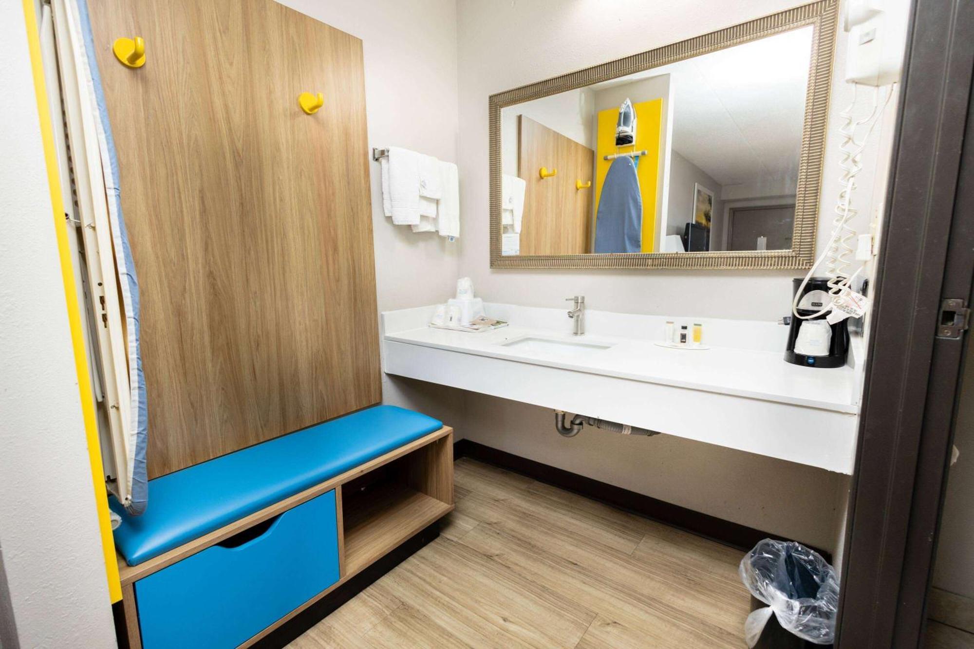 Days Inn By Wyndham Dayton Huber Heights Northeast Екстер'єр фото