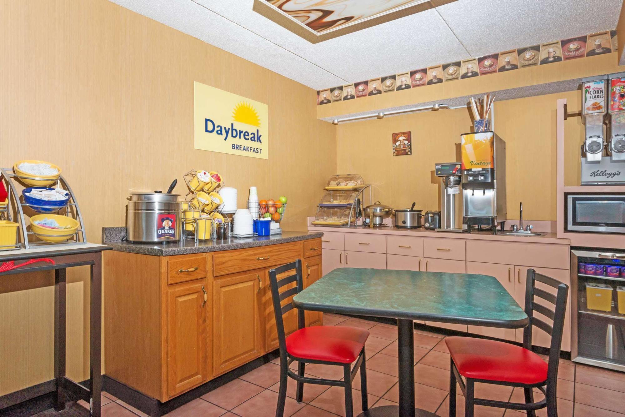 Days Inn By Wyndham Dayton Huber Heights Northeast Екстер'єр фото